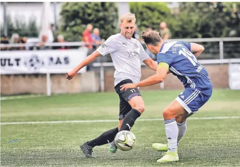  ?? RP-FOTO: STEPHAN KÖHLEN ?? Pascal Weber (am Ball) brachte die Hildener noch vor der Pause mit 2:1 in Führung.