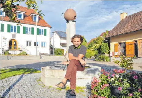  ?? FOTO: ISABEL DE PLACIDO ?? Hier, mit seinem Apfelbrunn­en, hat für René Geier alles angefangen und hier, im Bodolzer Ortskern, geht es weiter.