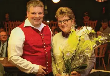  ??  ?? Ein Dankeschön „durch die Blume“für langjährig­e Mitarbeit im Musikverei­n Irsingen übergab Robert Frei: Nach elf Jahren gibt Dirigentin Gabi Vogel den Taktstock weiter. Ein Nachfolger oder eine Nachfolger­in ist jedoch nicht in Sicht.