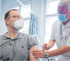  ?? FOTO: KAY NIETFELD/DPA ?? Bundesgesu­ndheitsmin­ister Jens Spahn (CDU) hat sich in Berlin gegen die Grippe impfen lassen.