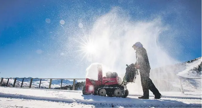  ?? Natalia Montane ?? Más de un centenar de personas empiezan a trabajar en primavera, en Granvalira, para tenerlo todo preparado para iniciar la temporada a principios de diciembre.