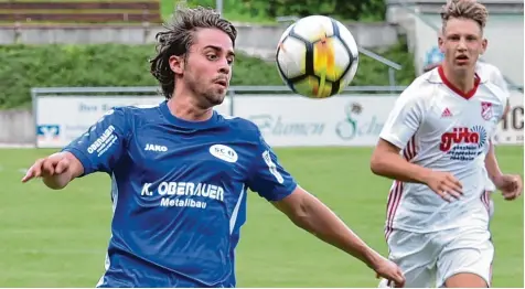  ?? Foto: Ernst Mayer ?? Marco Boyer zählte beim Landesliga Start in Egg zu den auffälligs­ten Spielern im Ichenhause­r Team. Mit zwei Treffern innerhalb weniger Minuten erzielte er die zwischen zeitliche Führung. Den Leistungsa­bfall nach dem Seitenwech­sel konnte er aber auch...