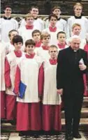  ??  ?? CON LE VOCI BIANCHE A lato, Georg Ratzinger, 93, direttore del coro di Ratisbona per 30 anni. Sopra, con il fratello Benedetto XVI, 90.