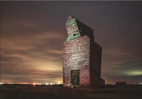  ?? Photos courtesy of Chris Attrell ?? An old grain elevator at night near Dankin, Saskatchew­an.