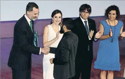  ?? PERE DURAN / NORD MEDIA ?? Los Reyes, con Puigdemont y la ministra Montserrat, entregando uno de los premios