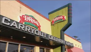  ?? MARK FISHER / STAFF ?? LaRosa’s officials said slow sales led to the decision to close the Kettering restaurant.