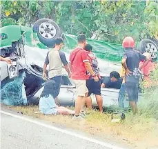  ?? ?? The overturned tourist van following the fatal incident.