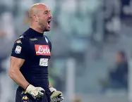  ??  ?? Numero uno Pepe Reina arrivò a Napoli nel 2013 con Benitez, la stagione successiva andò al Bayern ma fece ritorno a «casa»