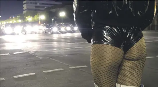  ?? Foto: Archiv ?? Wie auch auf dem Straßenstr­ich werden die Prostituie­rten in den Clubs von ihren Zuhältern bedroht und unter Druck gesetzt.
