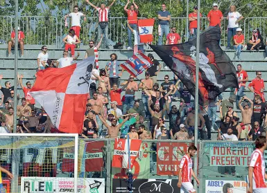  ??  ?? VicenzaI biancoross­iFermotifo­si al a seguito squadra deladi Alberto Colombo: sempre molto importante per la squadra il sostegno della tifoseria pur tra troppi alti e bassi quanto a risultati In corsa Domani la Venice Marathon vede la sua 32esima...