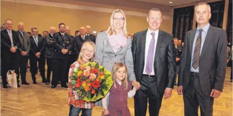  ?? FOTO: CHRISTIAN GERARDS ?? Immendinge­ns Bürgermeis­ter-Stellvertr­eter Harald Jochum (von rechts) gratuliert Markus Hugger zur Wiederwahl. Darüber freuen sich auch Huggers Frau Daniela und die Kinder Marlene und Patrick.