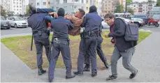  ?? FOTO: ULF MAUDER/DPA ?? Stepan Latypow wird in seinem Wohnvierte­l von maskierten Polizisten weggetrage­n.