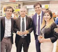  ??  ?? O Andrés Parodi, subgerente de Asuntos Corporativ­os de SMU; Rodrigo Bravo; Gerardo Salinas, subgerente de Personas, y Paola Malmborg, jefa Zonal de Personas de la Región de Coquimbo, ambos de Unimarc.