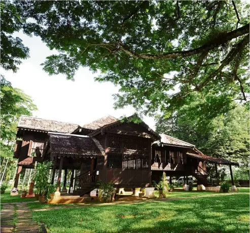  ??  ?? Rumah Tok Su is a traditiona­l Kedah-style Malay house that is now a tourist attraction. — Photos: Tourism Malaysia