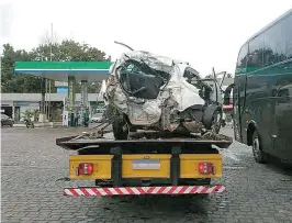  ?? REPRODUÇÃO REDES SOCIAIS ?? O carro que bateu de frente com o ônibus da banda ficou destruído