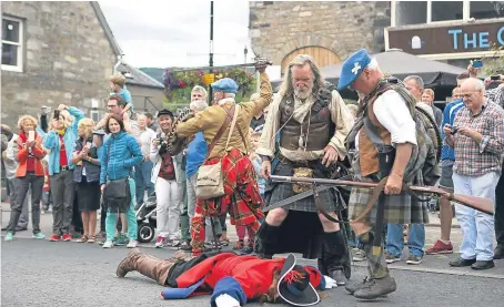  ?? Pictures: Kris Miller. ?? Jacobites clash with Redcoats – much to the delight of gathered locals and tourists.