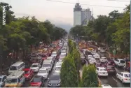  ??  ?? A rainy rush hour along Osmeña Boulevard in Cebu City.