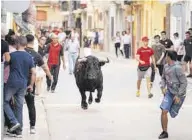  ?? ?? Las calles de la vila volvieron a llenarse ayer por la tarde.