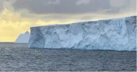  ?? ?? « En quittant l’Antarctiqu­e, j’ai senti le choc et entendu le son “chhhh” des plaques de glace poussées par le bateau. C’était étrange ! Nous avons aussi longé des icebergs, en gardant la bonne distance de sécurité. »