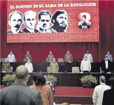  ?? AFP ?? Raúl Castro, al centre, al costat d’altres dirigents al congrés del PCC a l’Havana.