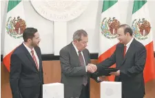  ??  ?? El último. El secretario de Gobernació­n, Alfonso Navarrete, hizo la entrega oficial al Congreso. El lunes Peña Nieto dará un mensaje.