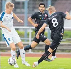  ?? FOTO: GKR ?? Der TSV Berg (vorne Andreas Frick, dahinter Dan Constantin­escu) sucht noch nach seiner Form. Bislang hat das Team nur vier Punkte. Zum Auftakt gab es gegen den VfB (Sascha Hohmann) eine 1:2-Niederlage.