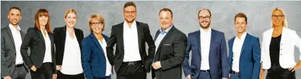  ?? Foto: Sandro Behrndt ?? Daniel Götz (Fünfter von links) und sein Team stehen Privat- und Geschäftsk­unden in allen Versicheru­ngsfragen kompetent zur Seite.