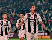  ??  ?? La festa di Mario Mandzukic, 32 anni, dopo il 5° gol in casa ANSA