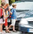  ?? Foto: P. Pleul, dpa ?? Viele Eltern fahren ihre Kinder zur Schu le. Das ist gefährlich.