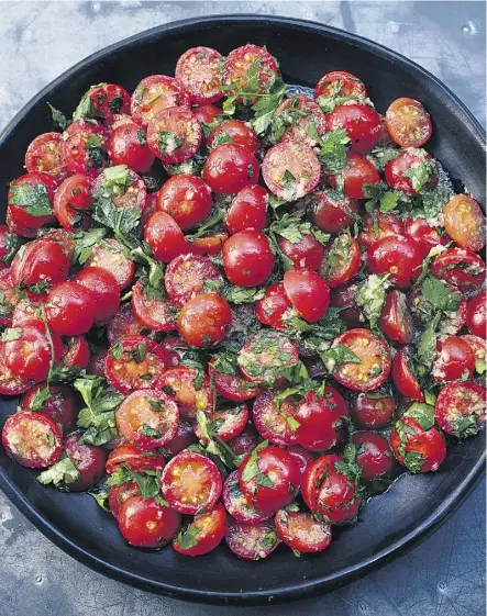  ?? PHOTOS: JONATHAN LOVEKIN/PENGUIN RANDOM HOUSE CANADA ?? Nigella Lawson’s Tomato and Horseradis­h Salad is excellent paired with beef or any oily fish.