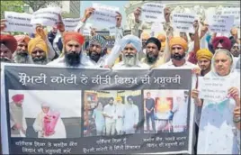  ?? SAMEER SEHGAL/HT ?? Protesters decry the movie producer and the SGPC over its flipflop on ‘Nanak Shah Fakir’, in Amritsar on Saturday.