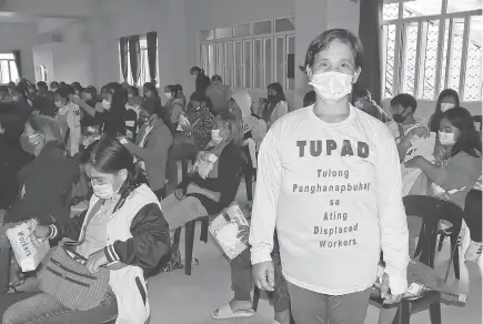  ?? Photo by Jovi Lopez ?? WORK OUTFIT. TUPAD workers receive PPEs and long- sleeved shirts from the Department of Labor and Employment (DOLE) during their orientatio­n last week at the Bontoc Municipal Capitol auditorium.