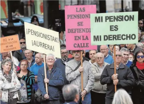  ?? EFE ?? Protestas de jubilados en Pamplona para exigir pensiones más elevadas