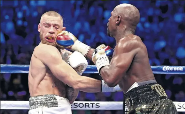  ??  ?? ¡BOOOM!. Mayweather, que no cerraba un combate antes del límite desde 2011, conectó muchos más golpes que McGregor, digno para ser un debutante, pero con muchas lagunas.