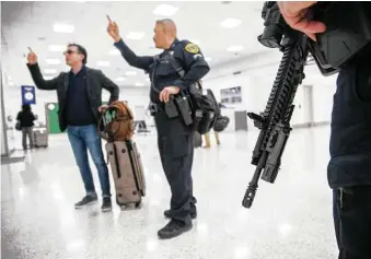  ?? Marie D. De Jesús photos / Houston Chronicle ?? Some travelers appreciate enhanced security, which includes HPD officers with AR-15 rifles.