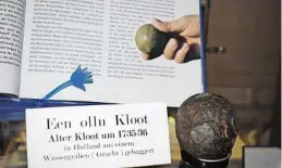  ??  ?? Die älteste Kugel im Museum aus dem Jahre 1735.