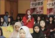  ?? DANIEL B. PRATOMO / DBL INDONESIA ?? ANTUSIAS: Jihan, siswa SMA Muhammadiy­ah 2 Sidoarjo, menanyakan regulasi baru UBS Gold Dance Competitio­n.