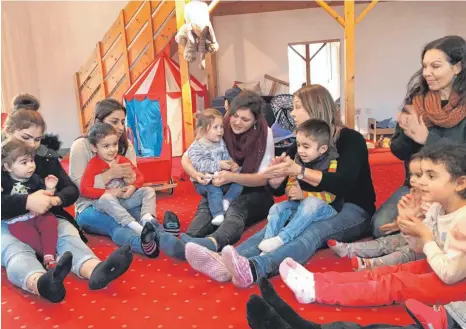  ?? FOTO: LUDGER MÖLLERS ?? Sabine Kuhn (rechts) und Ulrike Rehm-Hirschauer (2. v.r.) leiten den Caritas-Mütttertre­ff im Jugendhaus Inseltreff Weststadt, die Jesidin Berlin Alman Hindisch (ganz links, mit Tochter Dilara) besucht das Angebot regelmäßig.