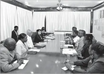  ?? (Ministry of the Presidency photo) ?? President David Granger with Ministry of Education officials (at left) during the meeting with executive members of the Guyana Teachers’ Union at State House yesterday morning.
