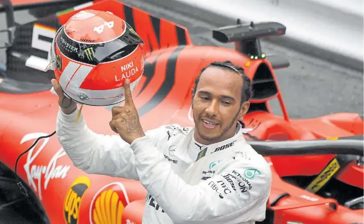  ?? AFP ?? “Esta es para Niki”. El británico Lewis Hamilton dijo estas palabras apenas cruzó la meta como ganador en el circuito monegasco, donde usó un casco con el nombre de Lauda.