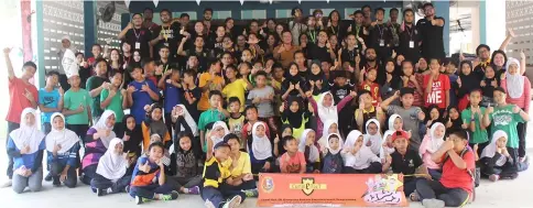  ??  ?? A group photo of SK Kampung Bakam pupils and teachers and Curtin E-Fact facilitato­rs.