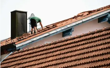  ?? Foto: Sven Hoppe, tmn ?? Hausbesitz­er sollten das Dach prüfen – denn Stürme oder Gewitter können größere Schäden verursache­n.