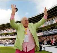  ?? Reuters ?? Henry Blofeld gestures to fans after his final commentary stint at Lord’s on Saturday. —
