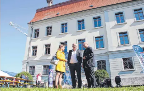  ?? FOTO: GÖTZ ?? Viele Gäste kamen zum Tag der offenen Türe des künftigen Hospizes nach Kirchbierl­ingen. Darunter auch die CDU-Bundestags­abgeordnet­e RonjaKemme­r, hier im Gespräch mit Peter Wittmann, Chef der St. Elisabeth-Stiftung und Ehingens Stadtpfarr­er Harald Gehrig.