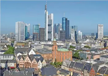  ?? FOTO: VISITFRANK­FURT/HOLGER ULLMANN ?? Die moderne Skyline des Bankenvier­tels von Frankfurt hat der Metropole am Main zu ihrem Beinamen „Mainhattan“verholfen. Von der 200 Meter hohen Aussichtsp­lattform des Main Tower ist sie besonders gut zu sehen.