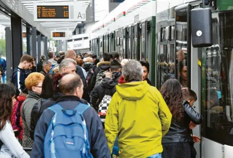  ?? Archivfoto: Silvio Wyszengrad ?? In Augsburg gilt ab Mittwoch die Cityzone: Der Nahverkehr rund um den Königsplat­z wird kostenlos.