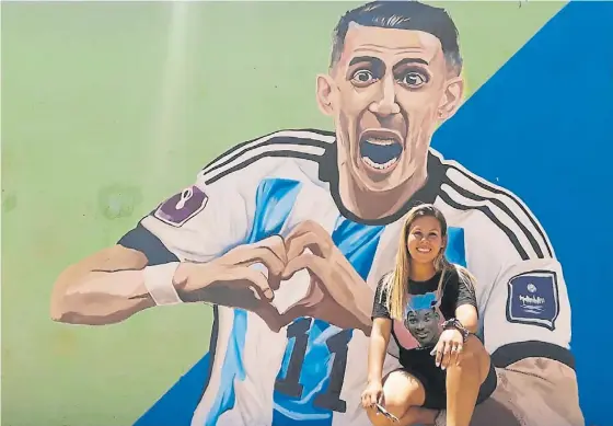  ?? ?? Fanática. Belén y otro punto de contacto con la Selección Argentina: un mural en su barrio, de Ángel Di María y su festejo del gol a Francia en la final.