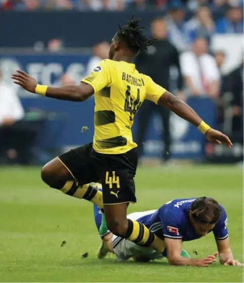  ?? FOTO PHOTO NEWS ?? Stambouli gooit zich op de enkel van Batshuayi. Er wordt gevreesd voor een breuk.