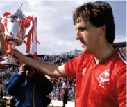  ?? ?? St Mirren captain Mark O’Hara (left) and former Aberdeen ace Peter Weir (right) lifting the Scottish Cup