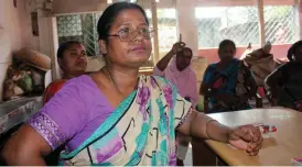  ??  ?? Aklima Begum Akhi, 42 är hon ordförande i Nari Mukti Sanga som kämpar för bättre levnadsför­hållanden i Kandapara-bordellen.